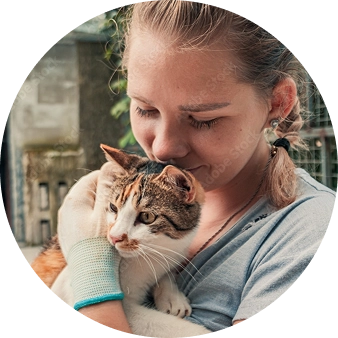 Photo d'une de nos bénévole avec un chat de l'association